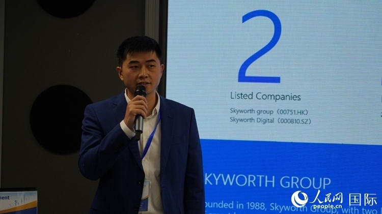 創(chuàng)維南非綠能公司總經(jīng)理倪亮介紹創(chuàng)維的破圈之路。人民網(wǎng) 劉暢攝