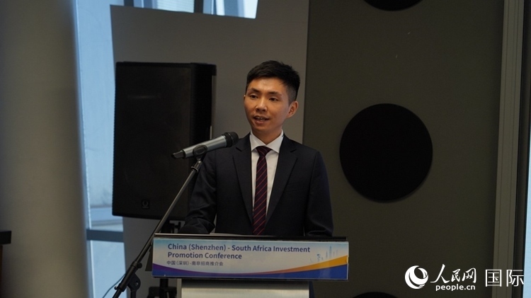 深圳市黃金珠寶首飾行業(yè)協(xié)會副會長李澤鋒介紹深圳市黃金珠寶產(chǎn)業(yè)發(fā)展情況。人民網(wǎng) 劉暢攝