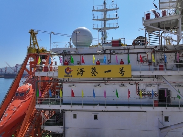 亞洲首艘圓筒型FPSO“?？惶枴苯ㄔ焱旯?。韓慶攝