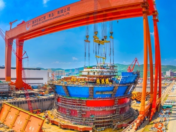 “?？惶枴蓖ㄟ^雙龍門吊進行總裝。侯憲鵬攝