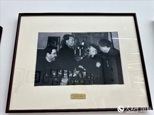 萬徒勒里（左一）與艾青、蕭三、齊白石的老照片。人民網(wǎng)記者 周雨攝