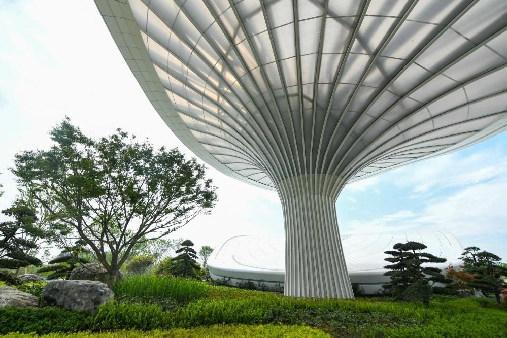 這是2024年4月22日拍攝的成都世園會(huì)主會(huì)場(chǎng)入口處的“芙蓉花”底部，它兼具收集雨水、循環(huán)利用的功能。新華社記者 王曦 攝