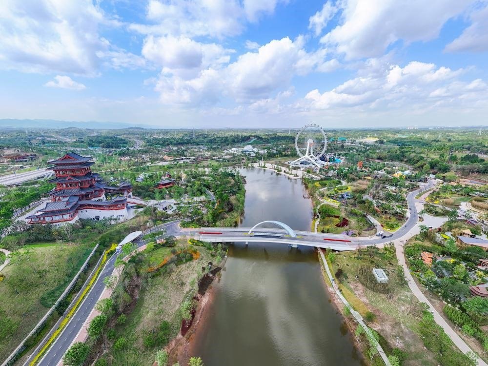 這是2024年4月22日拍攝的成都世園會(huì)主會(huì)場(chǎng)（無(wú)人機(jī)照片）。新華社記者 王曦 攝