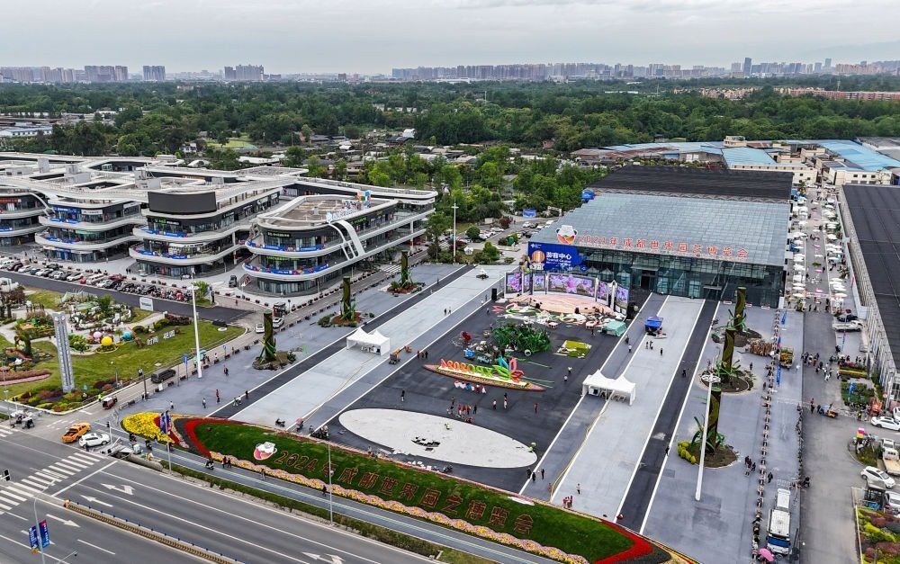 這是2024年4月23日拍攝的成都世園會(huì)郫都分會(huì)場(chǎng)（無(wú)人機(jī)照片）。新華社記者 王曦 攝