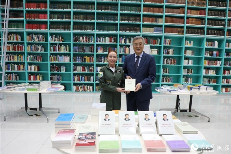 授課后，中國駐巴西大使祝青橋向巴西高等防務(wù)學(xué)院圖書館捐贈了150本書籍。圖為祝青橋和巴西高等防務(wù)學(xué)院院長卡拉·利里奧·馬丁斯在圖書捐贈儀式上。 人民網(wǎng)記者 陳一鳴攝