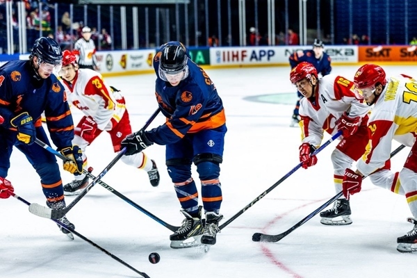 雙方球員爭搶。圖片來源：國際冰聯(lián)