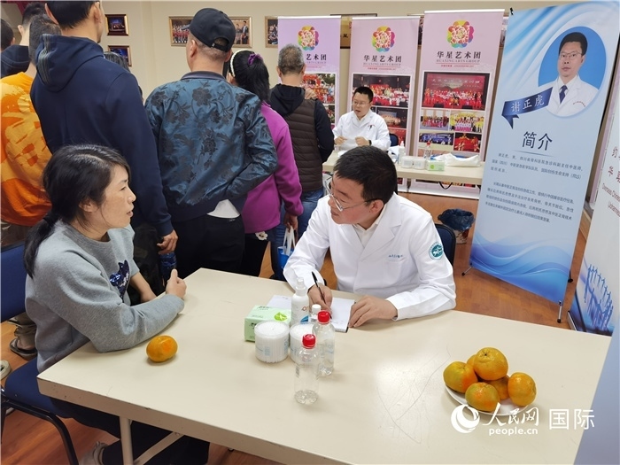 中醫(yī)專家為當?shù)厝A僑華人提供中醫(yī)咨詢和診療服務(wù)。 （本報記者 楊謳 攝）