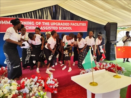 師生們載歌載舞。駐尼日利亞使館供圖