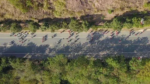 1月6日，健身愛好者在徒步活動中（無人機照片）。新華社記者 黃國保攝