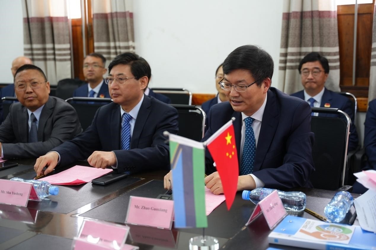 揚州市衛(wèi)健委黨委書記趙國祥在衛(wèi)生部捐贈儀式上發(fā)言。中國援桑醫(yī)療隊供圖