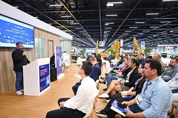 當(dāng)?shù)貢r(shí)間4月26日，深圳市發(fā)展和改革委員會(huì)在巴西圣保羅國(guó)際工程機(jī)械及礦山機(jī)械展上舉行專(zhuān)題推介會(huì)，介紹將于今年下半年在深圳市舉辦的2024國(guó)際數(shù)字能源展。 2024國(guó)際數(shù)字能源展組委會(huì)供圖