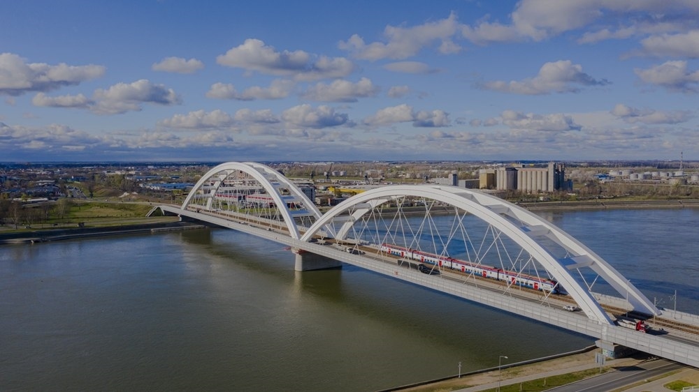 2024年3月12日，一列火車運行在匈塞鐵路塞爾維亞境內貝諾段諾維薩德多瑙河大橋上（無人機照片）。新華社發(fā)（任衛(wèi)云攝）