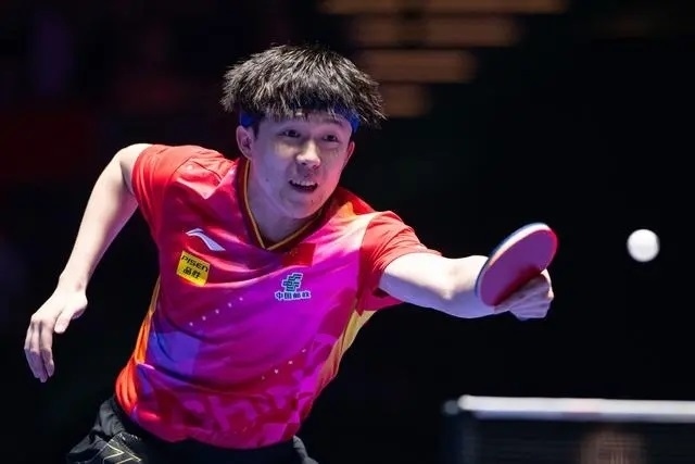 2024年4月15日，王楚欽在澳門世界杯比賽中回球。新華社記者 張金加攝