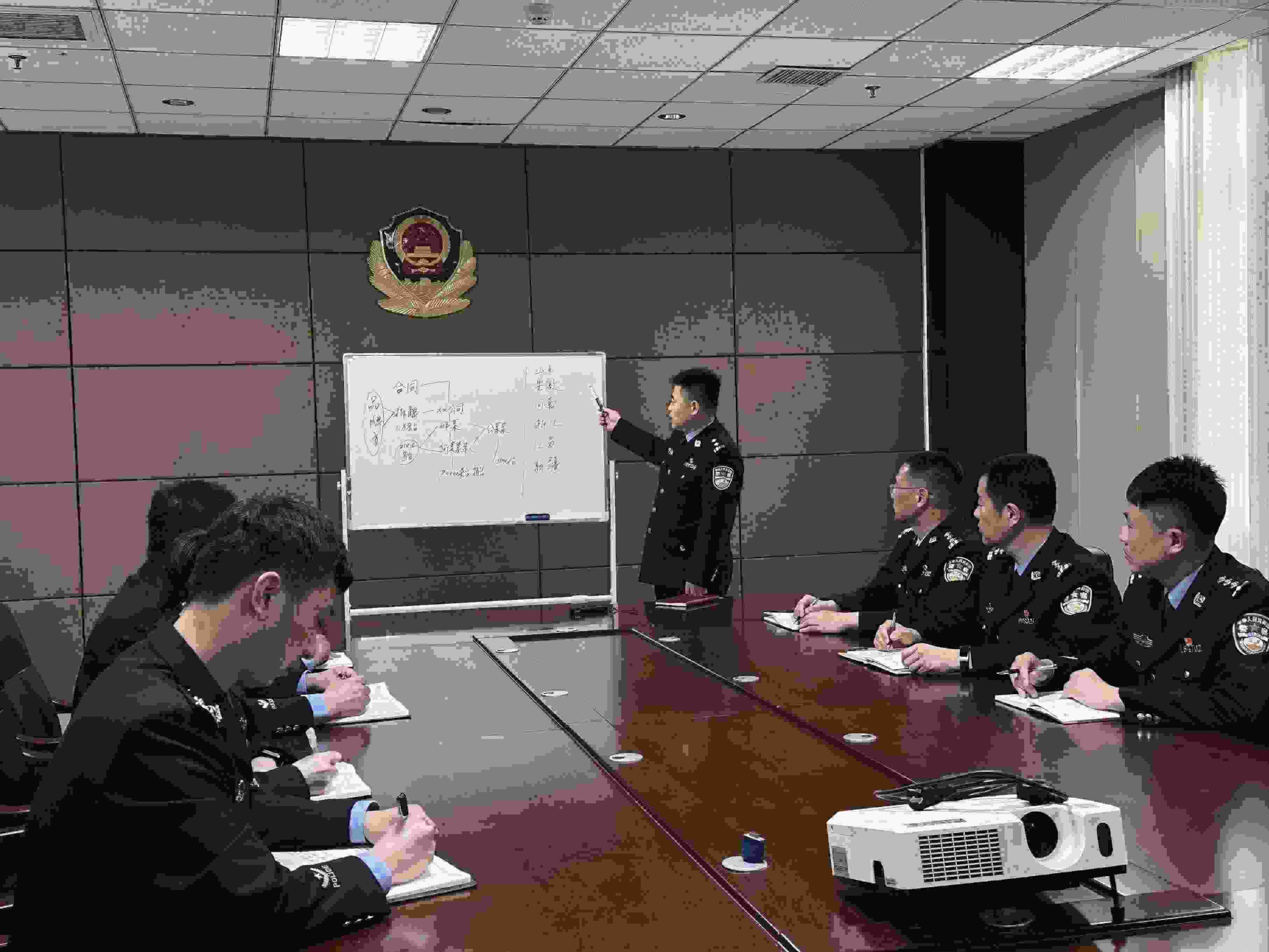 專案組辦案民警介紹案情。人民網(wǎng)記者 郝萍攝