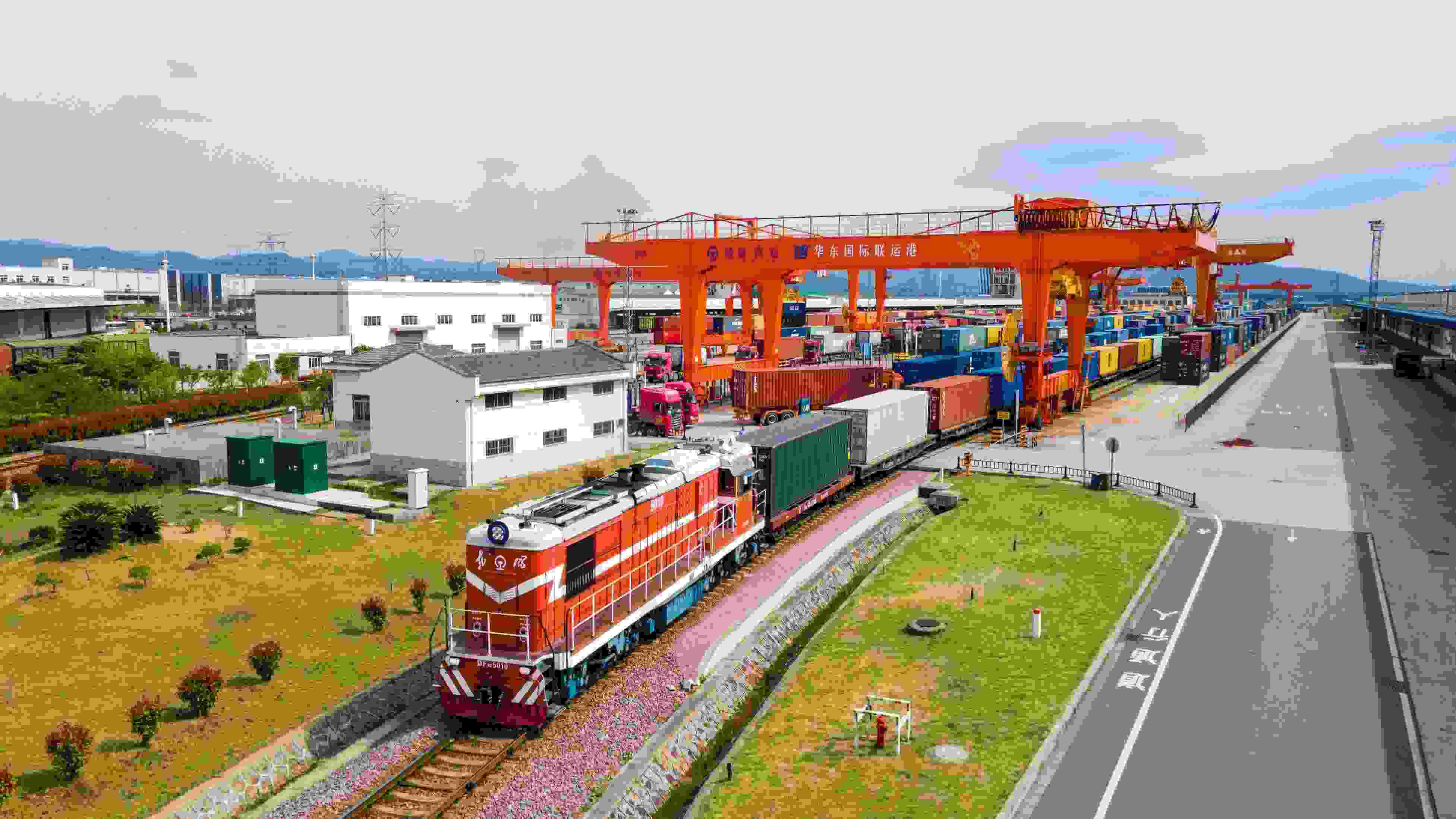 △2024年4月1日，浙江省金華華東國際聯(lián)運港，一列中歐班列裝載110個標箱日用百貨、電動工具、機械裝備等貨物從鐵路金華南貨場啟程駛往匈牙利布達佩斯。