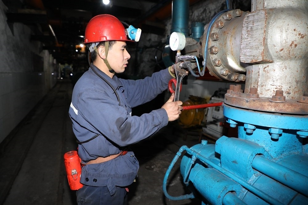 2024年4月30日，冀中能源峰峰集團新屯礦機電區(qū)副區(qū)長顧博在井下泵房檢修水泵。新華社發(fā)