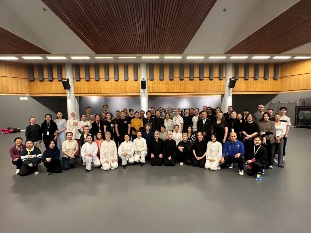 陳正雷老師與培訓班全體學員合影留念。斯德哥爾摩中國文化中心供圖