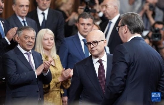  5月2日，在塞爾維亞貝爾格萊德，新一任政府總理武切維奇（中）出席就職儀式。新華社發(fā)（普雷德拉格·米洛薩夫列維奇攝）