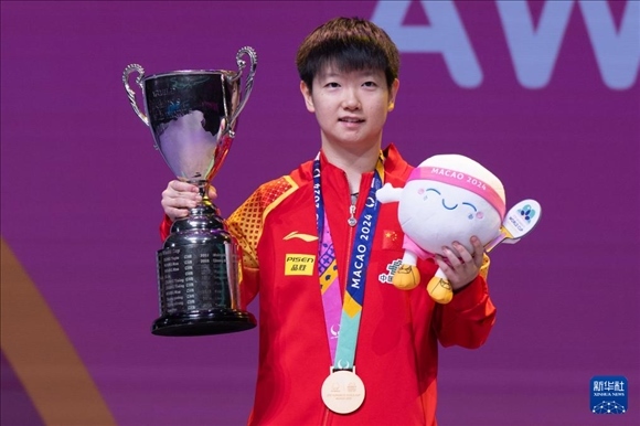 2024年4月21日，在2024年澳門國際乒聯(lián)女子世界杯決賽中，孫穎莎奪得冠軍。圖為孫穎莎在頒獎臺上。新華社記者 張金加 攝