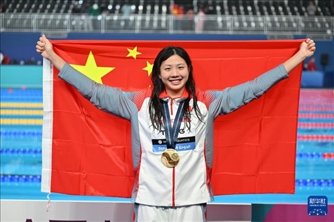 2024年2月13日，2024年世界游泳錦標賽游泳項目女子100米蛙泳決賽在卡塔爾多哈舉行。圖為冠軍中國選手唐錢婷在頒獎儀式后慶祝。新華社記者 薛宇舸 攝