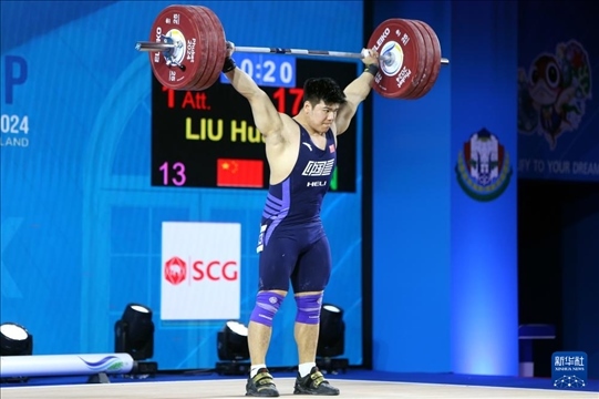 2024年4月8日，在泰國普吉島進行的2024年舉重世界杯男子102公斤級比賽中，中國選手劉煥華獲得冠軍。圖為劉煥華在比賽中。新華社記者 王騰 攝