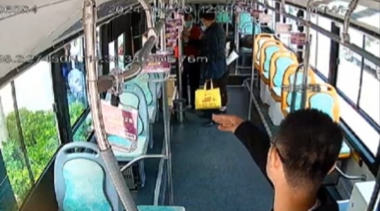 公交車上他一聲大吼！魏杰，好樣的！