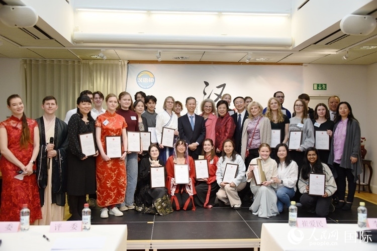 中國(guó)駐瑞典大使崔愛民、使館負(fù)責(zé)教育事務(wù)的黃立瓊參贊、預(yù)選賽評(píng)委老師和指導(dǎo)老師，以及所有獲獎(jiǎng)選手合影留念。人民網(wǎng)記者 殷淼攝