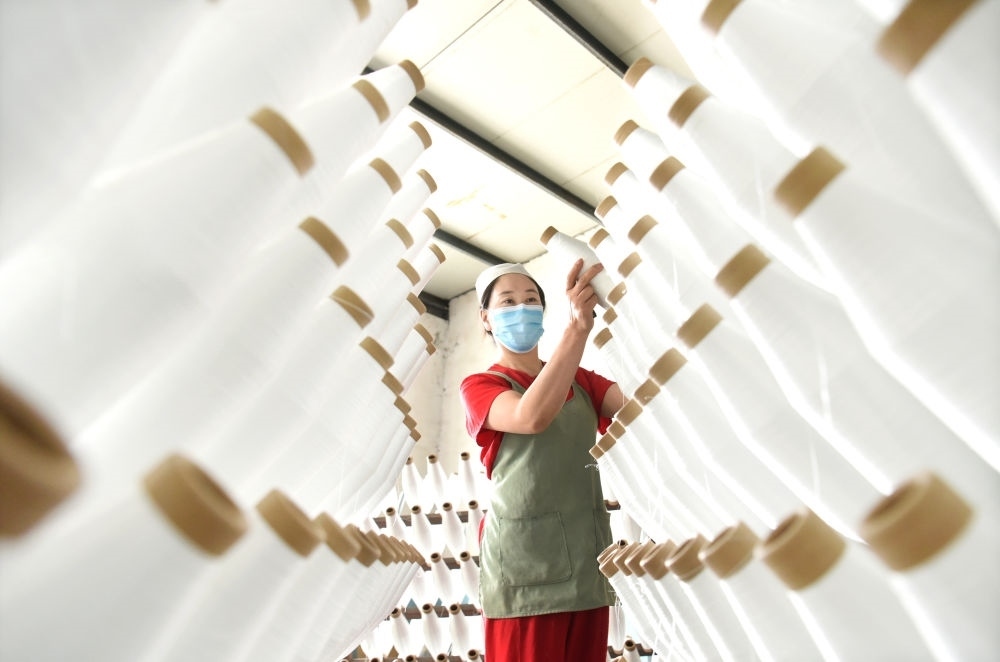 2024年5月1日，工人在山東省淄博市沂源縣悅莊工業(yè)園一玻纖企業(yè)整理加工的產(chǎn)品。新華社發(fā)（趙東山攝）