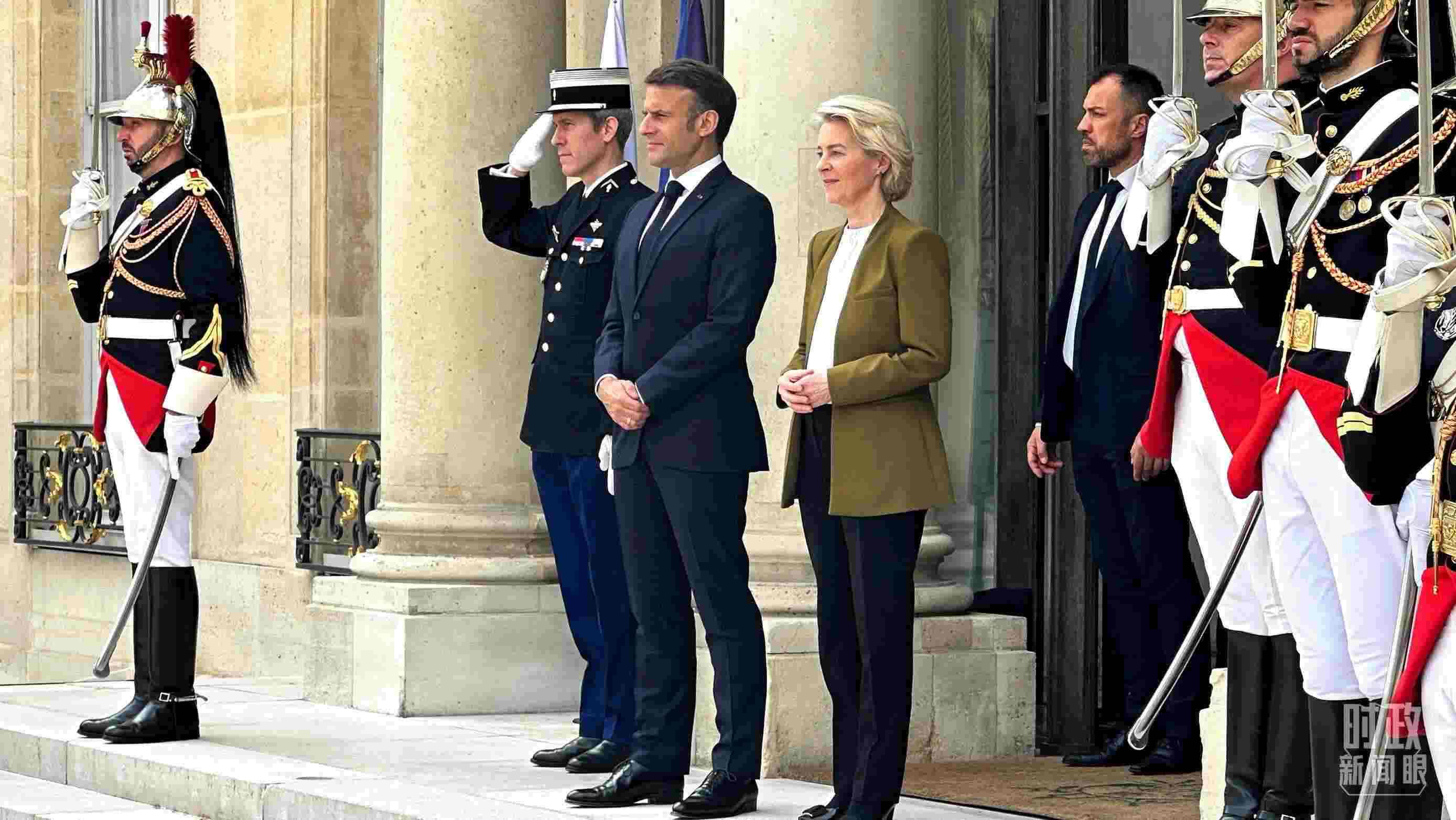 △中法歐領(lǐng)導人三方會晤后，馬克龍總統(tǒng)和馮德萊恩主席將習主席送至上車處。（總臺央視記者關(guān)舟拍攝）