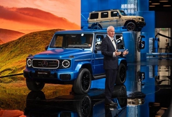 4月25日，在北京中國國際展覽中心順義館舉行的2024北京車展上，梅賽德斯—奔馳集團股份公司董事會成員唐仕凱介紹梅賽德斯—奔馳純電G級越野車。新華社記者 才揚 攝