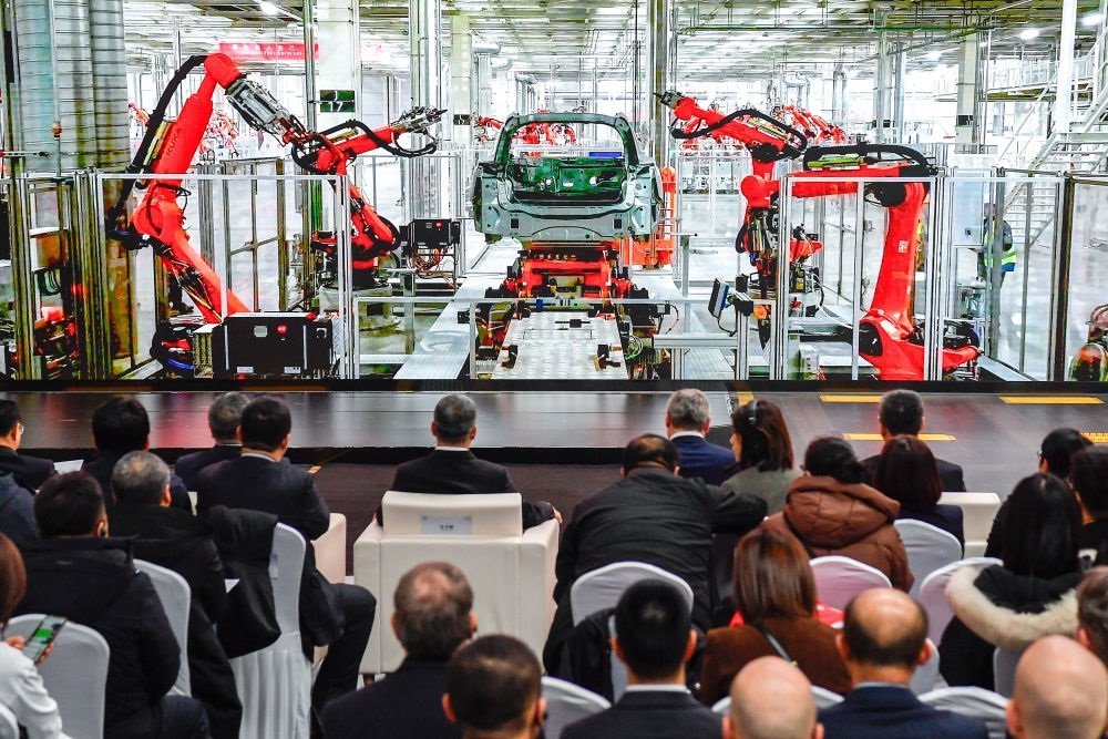 2024年1月26日，奧迪一汽新能源汽車有限公司預(yù)批量生產(chǎn)正式啟動，嘉賓觀看奧迪一汽新能源汽車有限公司生產(chǎn)車間的宣傳短片。新華社記者 許暢 攝