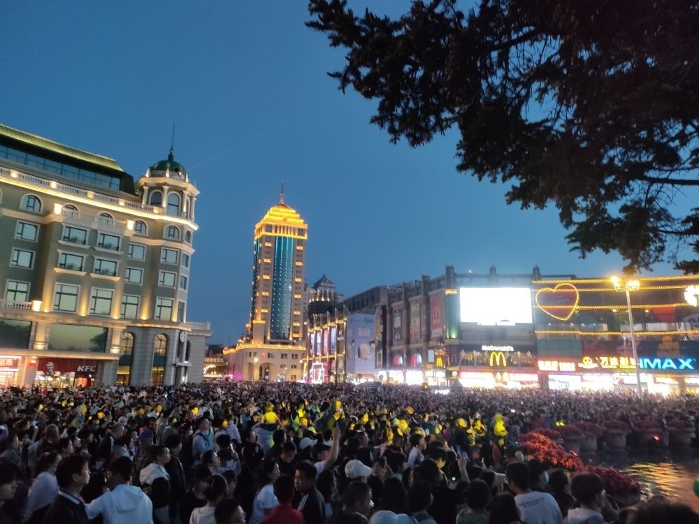 “五一”假期，哈爾濱松花江畔游人如織（2024年5月2日攝）。新華社記者 朱悅 攝