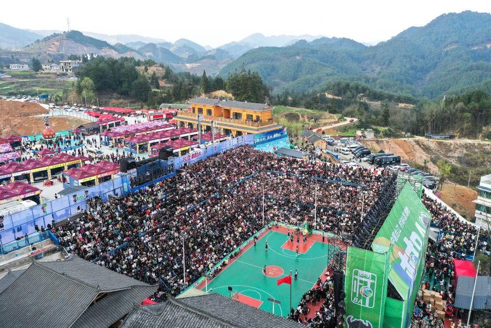 貴州省臺江縣舉辦的2024年“村BA”球王爭霸賽現(xiàn)場（2024年3月22日攝，無人機照片）。新華社記者 楊文斌 攝