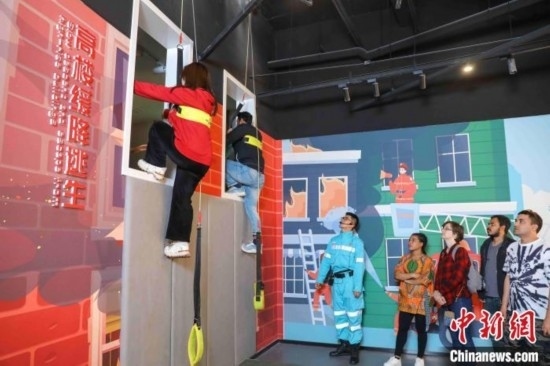 5月9日，留學(xué)生體驗(yàn)?zāi)M高樓緩降逃生。張鷹 攝