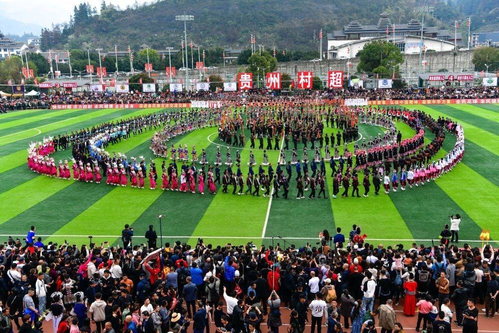 演員在貴州省榕江縣舉辦的2024年第二屆貴州“村超”總決賽開幕式上表演節(jié)目（2024年3月16日攝）。新華社記者 楊文斌 攝