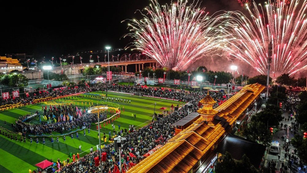 在貴州省榕江縣舉行的2024全國“村晚”示范展示活動暨貴州“村超村晚”活動中，音樂煙花秀精彩上演（2024年2月3日攝，無人機照片）。新華社記者 劉續(xù) 攝