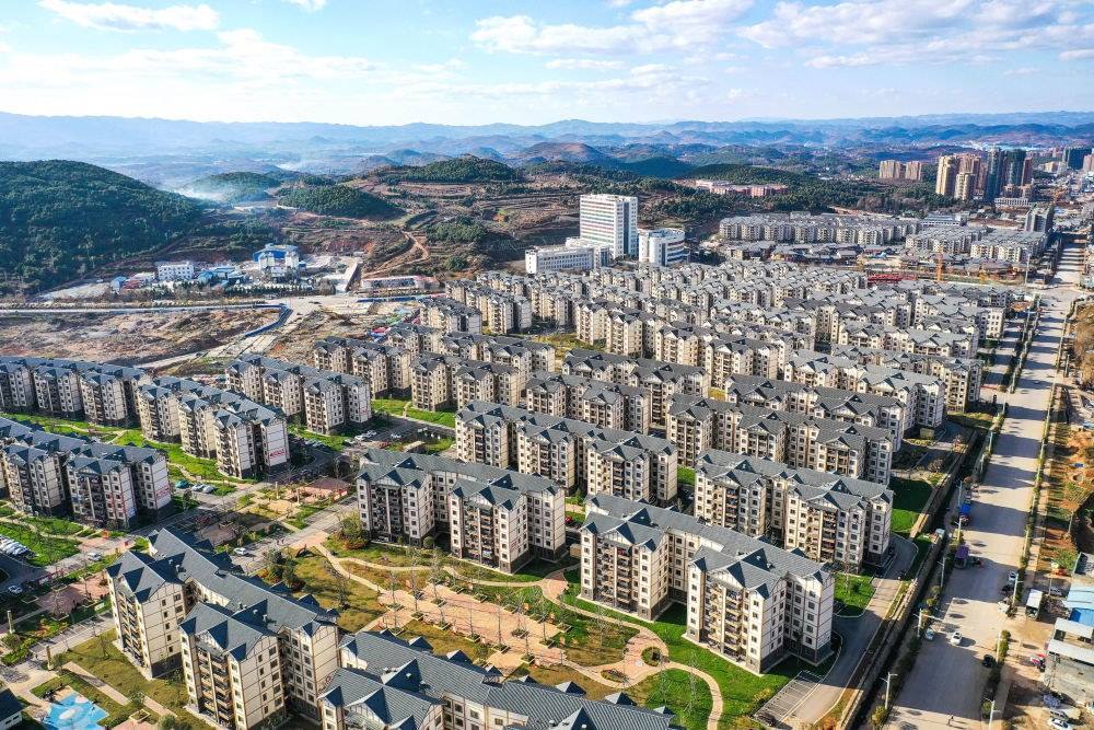 貴州省威寧縣五里崗街道朝陽新城易地扶貧搬遷安置小區(qū)（2021年11月28日攝，無人機照片）。新華社記者 楊文斌 攝