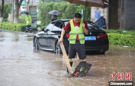 5月10日，廣西沿海遭遇強降雨。圖為欽州市城區(qū)多處積澇。陸敏 攝