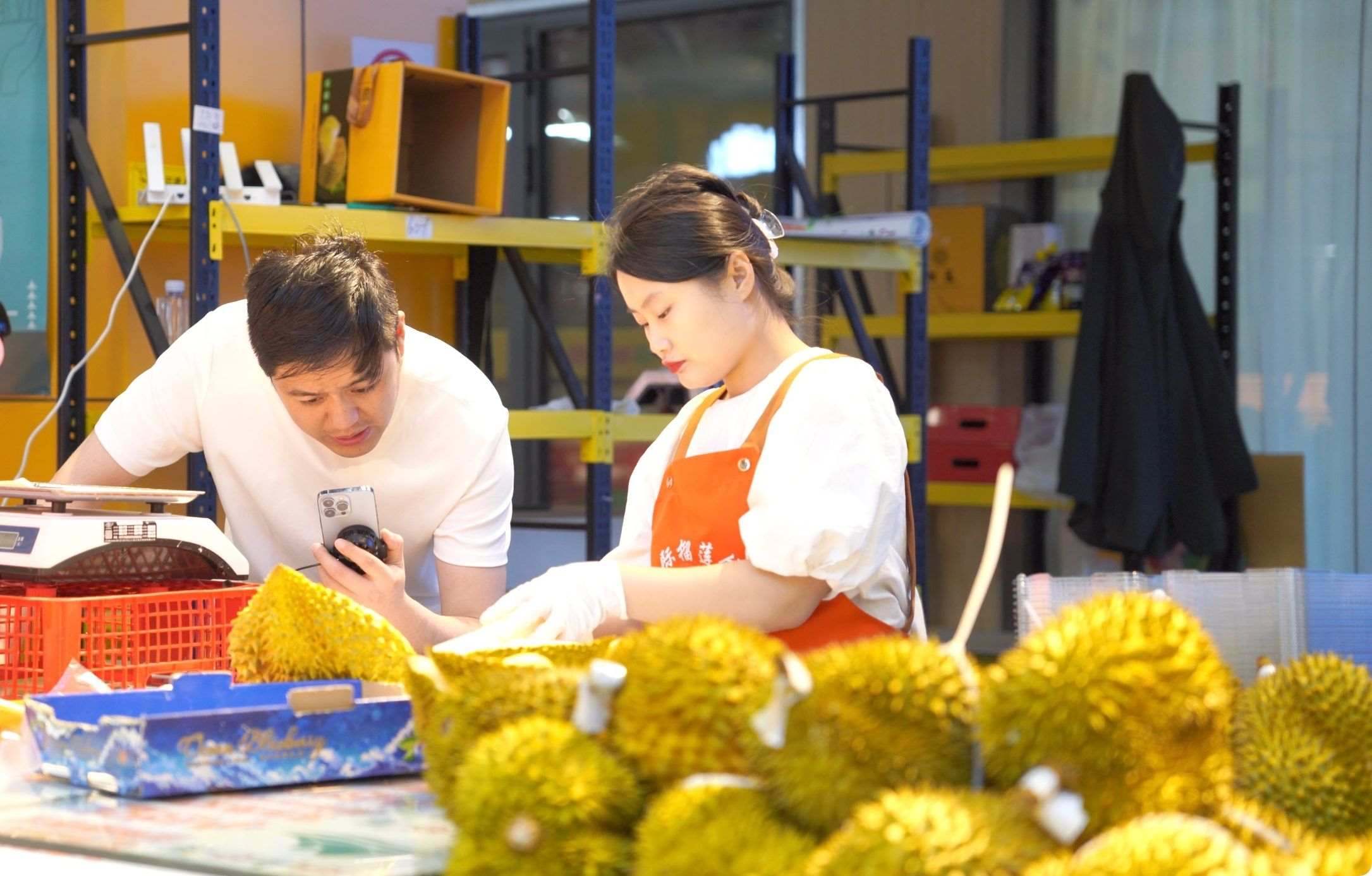 榴蓮商家正在通過手機直播銷售榴蓮。人民網(wǎng)記者申佳平 攝