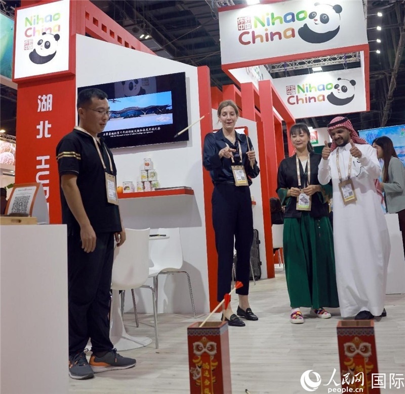 觀眾在參與投壺游戲。人民網(wǎng)記者管克江攝