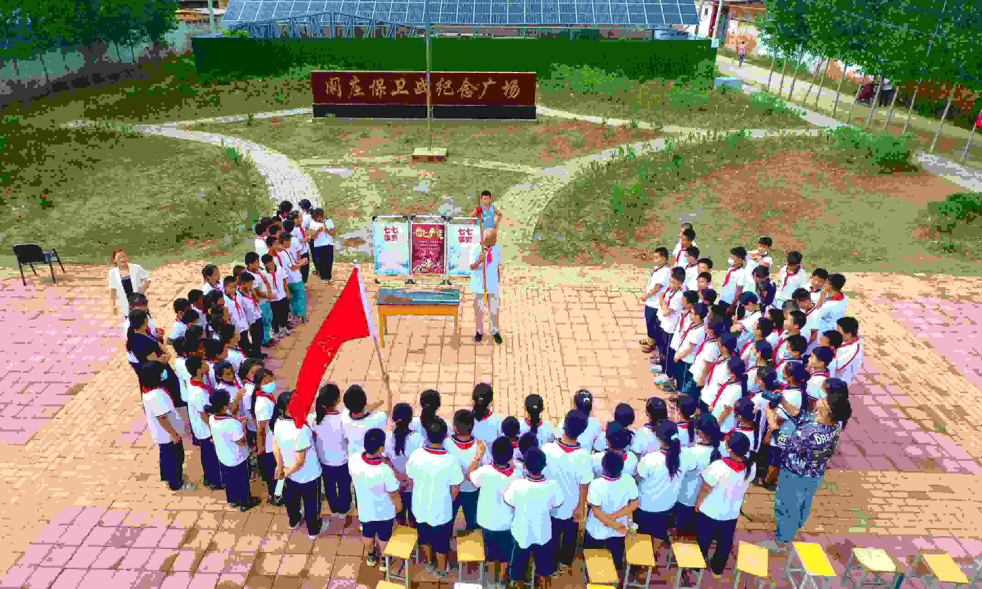 2022年7月6日，山東省聊城市，在茌平區(qū)菜屯鎮(zhèn)闞莊村的闞莊保衛(wèi)戰(zhàn)紀(jì)念廣場，闞莊保衛(wèi)戰(zhàn)親歷者王光木老人為小學(xué)生們講述抗戰(zhàn)故事，展示大刀、長矛。