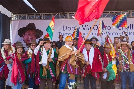 奧魯羅公路項目開工儀式現(xiàn)場，玻總統(tǒng)路易斯·阿爾塞宣布項目開工。中國中鐵供圖