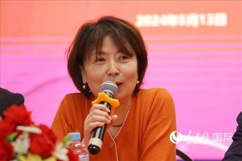 陜西省歸國(guó)華僑聯(lián)合會(huì)黨組成員、副主席兼秘書長(zhǎng)尚小紅在座談會(huì)上致辭。人民網(wǎng)記者 陳海琪攝