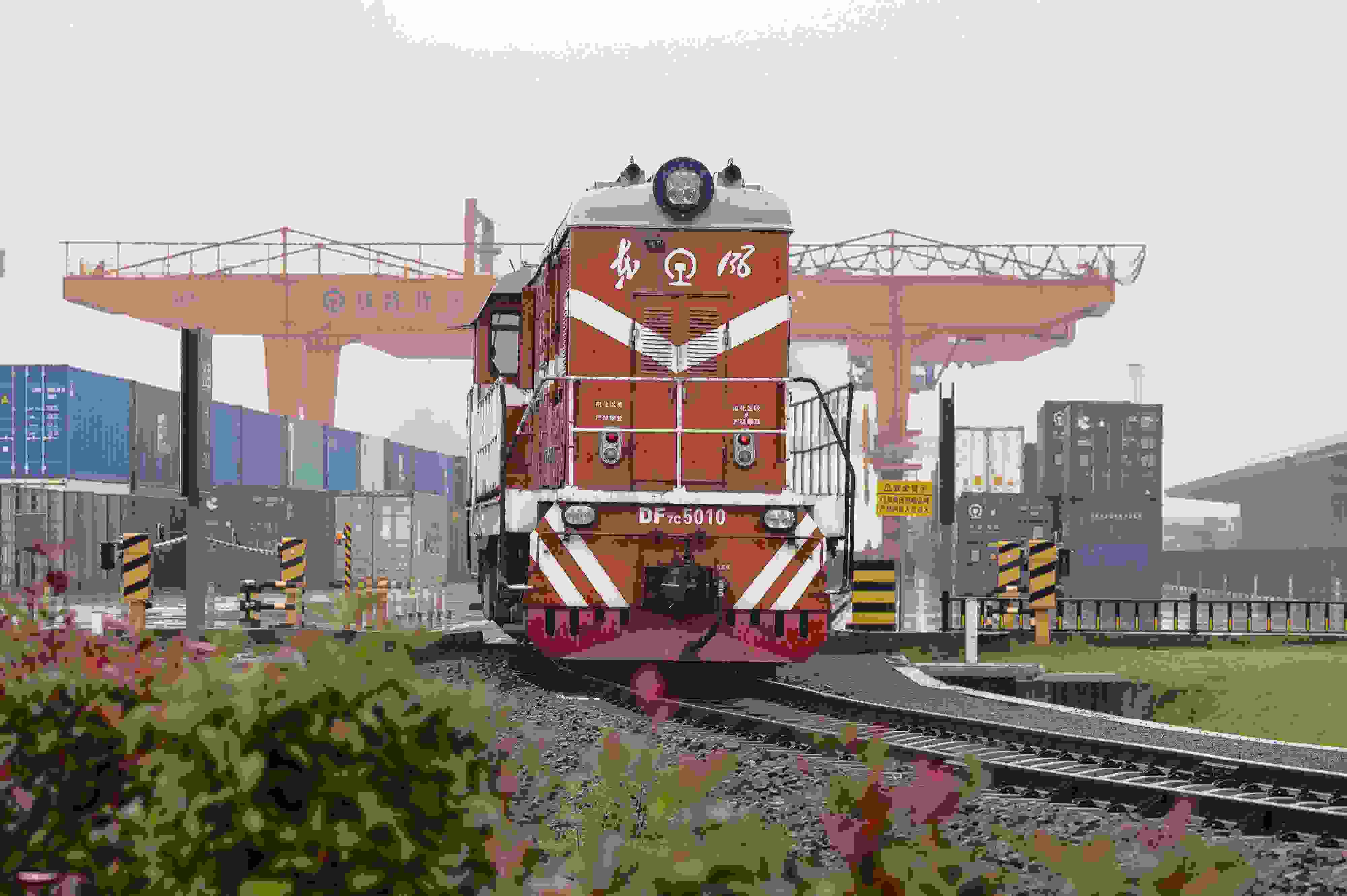 2024年5月5日，“五一”假期最后一天。在浙江省金華市金東區(qū)鐵路金華南站，一列滿載110標(biāo)箱的中歐班列緩緩啟程駛往匈牙利。