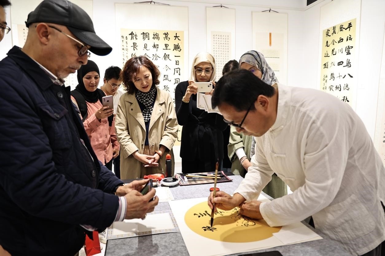 中摩書法老師在共同創(chuàng)作。拉巴特中國文化中心供圖