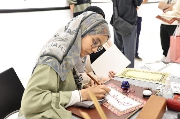 摩洛哥書法老師正在創(chuàng)作。拉巴特中國文化中心供圖