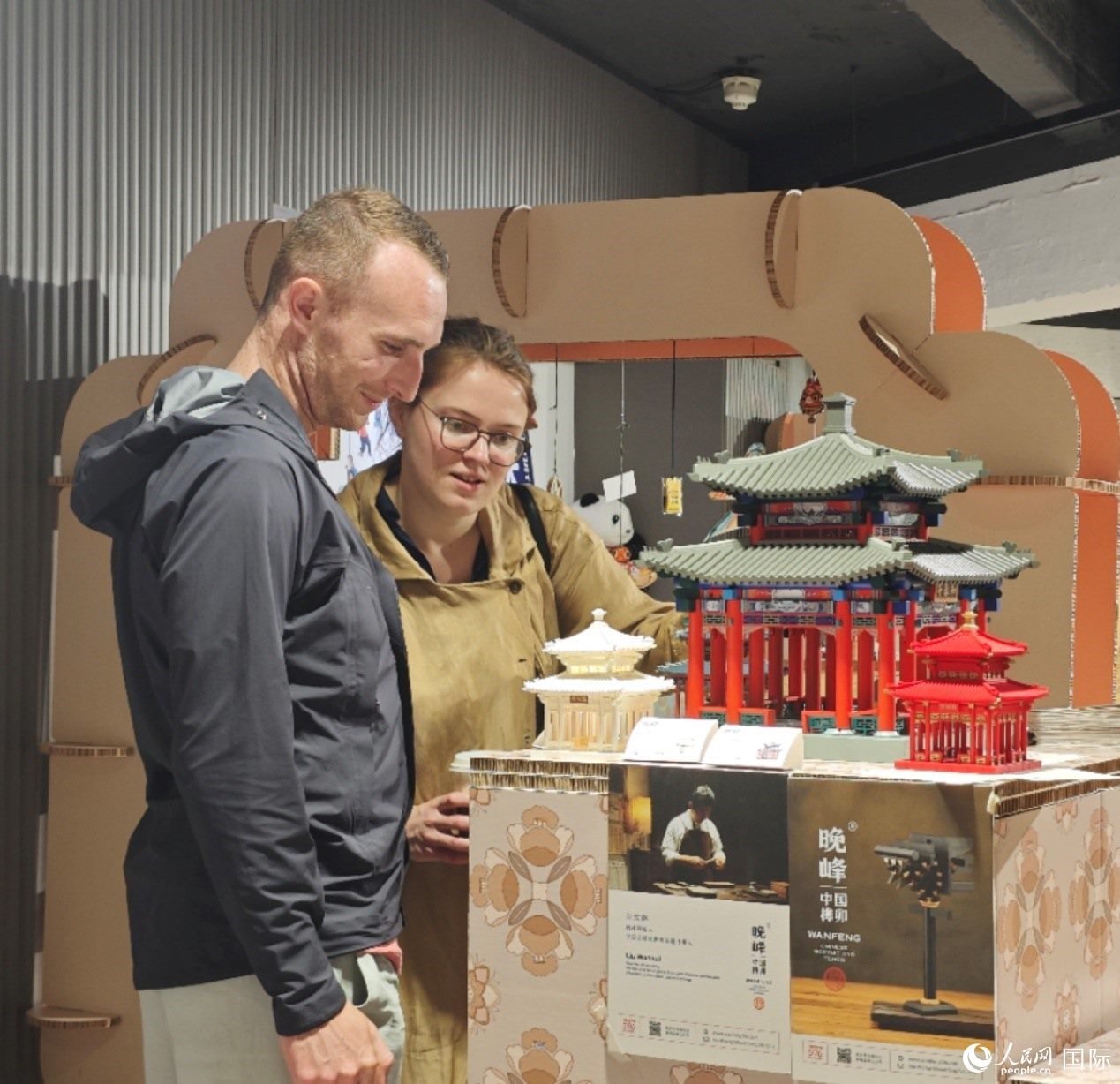 英國觀眾在欣賞中國傳統(tǒng)榫卯結(jié)構(gòu)建筑模型。邢雪攝