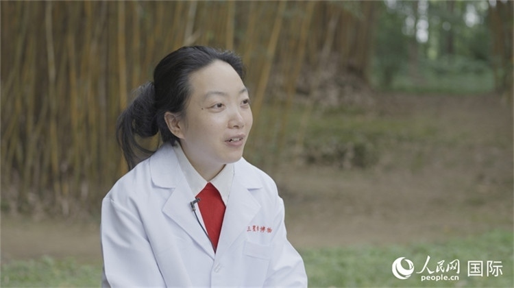 三星堆博物館文物修復(fù)師謝麗接受人民網(wǎng)采訪。人民網(wǎng)記者 張榮攝