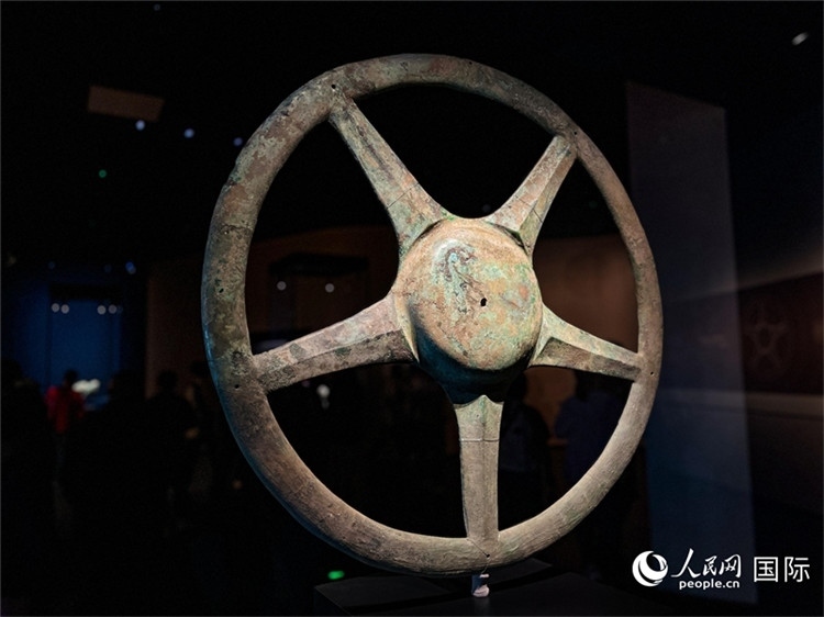 三星堆博物館中展出的太陽(yáng)輪。人民網(wǎng)記者 羨江楠攝