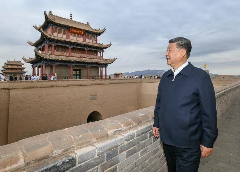 △2019年8月20日，習(xí)近平總書記來到嘉峪關(guān)關(guān)城，登上城樓察看關(guān)城整體面貌，聽取河西走廊長城、關(guān)隘歷史文化情況介紹。